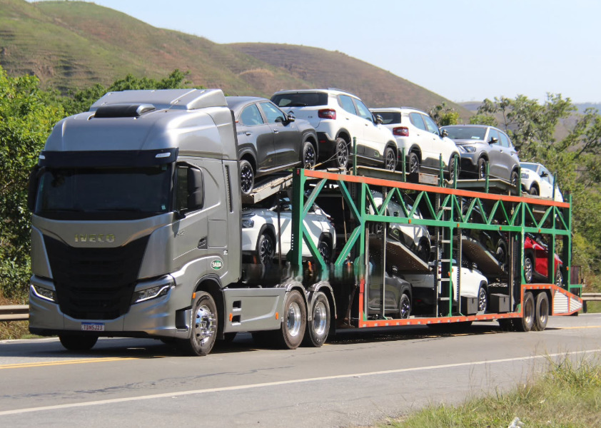 Caminhão cegonha JRX